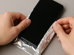 Envolver el celular en dos capas de papel aluminio: para qué sirve y cómo funciona