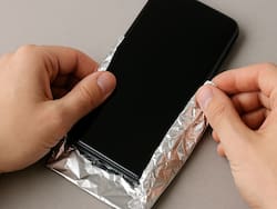 Envolver el celular en papel aluminio: para qué sirve y por qué lo recomiendan