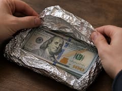 Envolver el dinero en efectivo en papel aluminio: para qué sirve y por qué recomiendan hacerlo