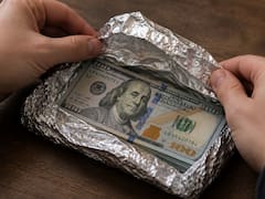 Envolver el dinero en efectivo en papel aluminio: para qué sirve y por qué recomiendan hacerlo