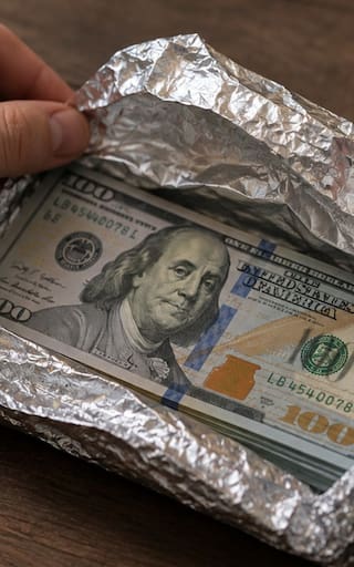 Envolver el dinero en efectivo en papel aluminio: para qué sirve y por qué recomiendan hacerlo