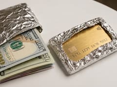 Envolver la tarjeta y el dinero en aluminio: para qué sirve y por qué lo recomiendan