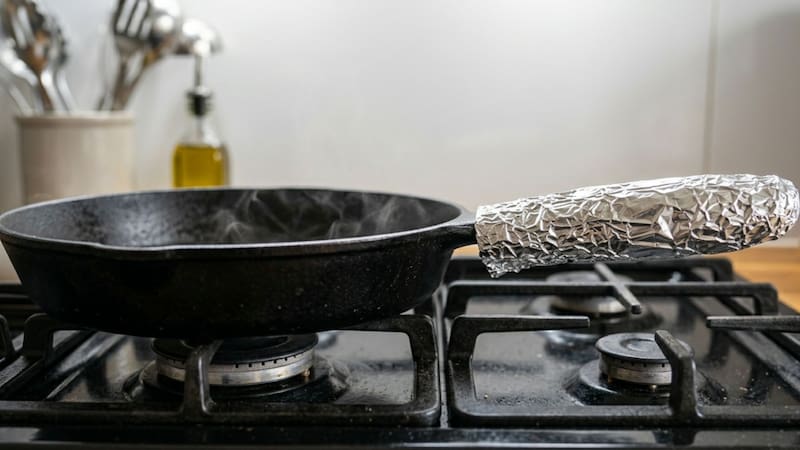 Envolver el mango de la sartén en papel aluminio: por qué miles de personas lo hacen y para qué sirve
Fuente: IA