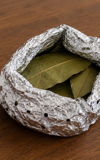 Envolver laurel con papel aluminio: para qué sirve y por qué recomiendan hacerlo