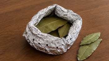 Envolver laurel con papel aluminio: para qué sirve y por qué recomiendan hacerlo