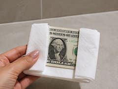Envolver un billete de dólar en una servilleta blanca: para qué sirve y por qué lo recomiendan