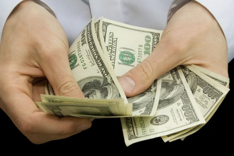 Envolver un billete de dólar en una servilleta blanca: para qué sirve y por qué lo recomiendan