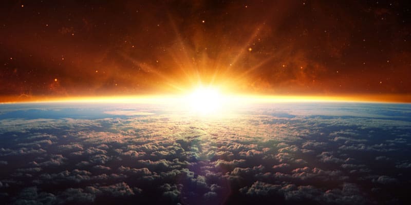 Sombras triangulares descienden por la escalinata del Templo de Kukulcán durante el equinoccio, formando la silueta de la serpiente que parece cobrar vida al llegar a su cabeza esculpida. Fuente: archivo