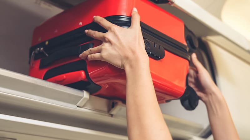 Quienes deban viajar con más de 10,000 dólares tendrán que declararlo.