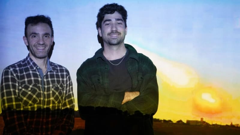 Mauro Spagnuolo, director del Laboratorio de Geología Planetaria (LGP), y Felipe Neuss, becario doctoral en el LGP especializado en meteoritos, lideran la búsqueda de la roca espacial.