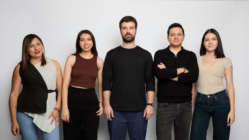 Equipo de NewSchool en México con su CEO Kirill Klinberg (centro).