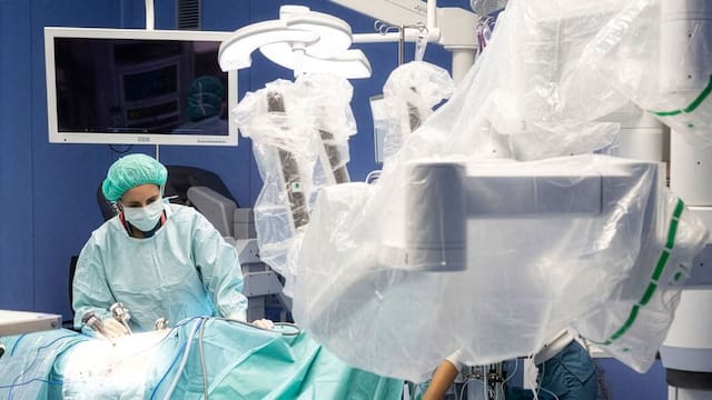 Una clínica de España usa un robot de última generación para remover un cáncer y así promete revolucionar la medicina