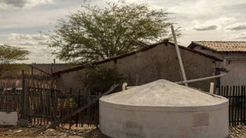 Es albañil, no sabe leer ni escribir y es el creador del mejor invento para los baños: diseñó una cisterna que almacena 16 mil litros de agua de lluvia durante ocho meses