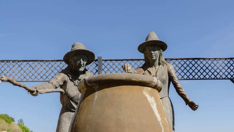 Es conocido como "El pueblo de las brujas": atrae a turistas por sus leyendas y entorno misterioso. (Fuente: archivo).