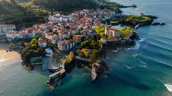 Está a menos de una hora de Bilbao y es considerado el pueblo más feliz de España: por qué este lugar es una fantasía de cuentos