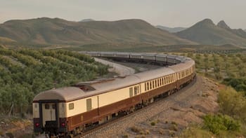 Es el tren más largo del país y ofrece una experiencia de lujo con vagones franceses de los años 20