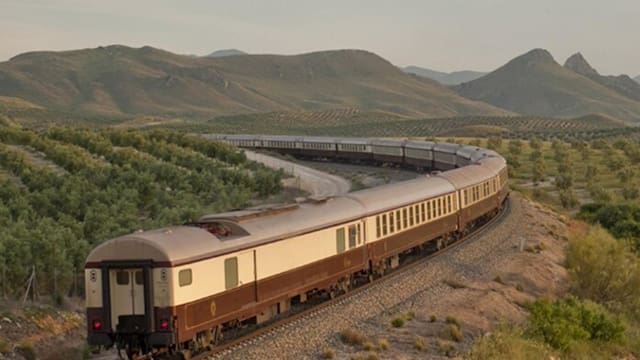 Es el tren más largo del país y ofrece una experiencia de lujo con vagones franceses de los años 20
