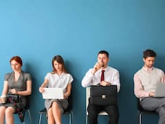 España logra máximo histórico en tasa de empleo, aunque queda rezagada en la OCDE