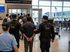 Tenían pasaporte, pasaje de vuelta y reservas de hotel para ir a España, pero los encerraron dos días y los deportaron