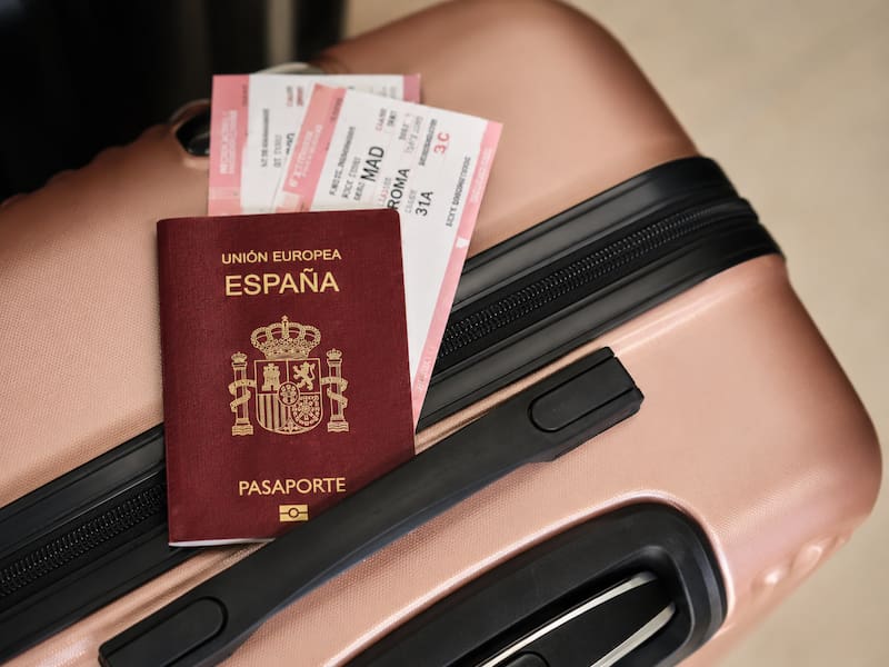 Es oficial | El documento obligatorio que exigen para viajar al extranjero con menores. Fuente: imagen ilustrativa creada con ChatGPT.