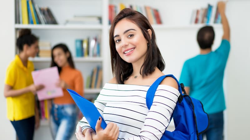 Es oficial | El Gobierno abrirá en las próximas semanas la solicitud de las becas 2026-2027 en educación: estas son las ayudas de hasta 2700 euros. (Fuente: Archivo)