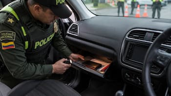 Es oficial | El Gobierno revisará todas las guanteras y anulará la licencia de conducir de los conductores que lleven este objeto en el auto