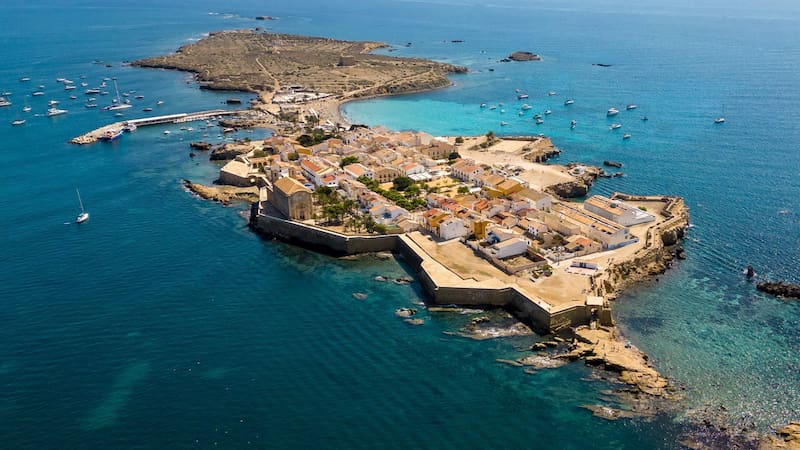 Es oficial: La isla habitada más pequeña de España inicia los trámites para independizarse con solo 50 habitantes