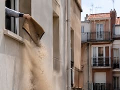Es oficial | Los ayuntamientos podrán multar con hasta 3000 euros a los vecinos que sacudan el felpudo por la ventana