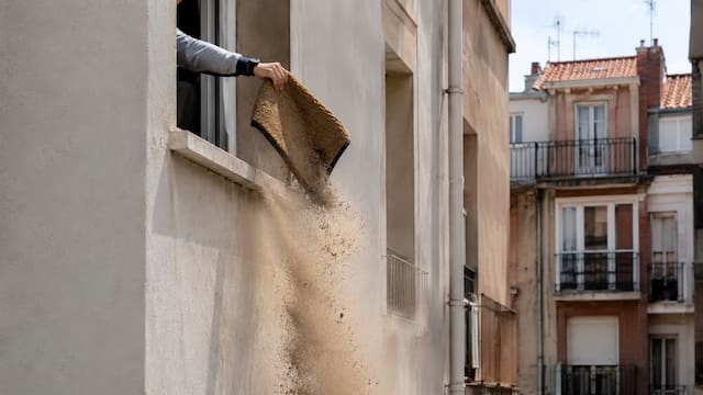 Es oficial | Los ayuntamientos podrán multar con hasta 3000 euros a los vecinos que sacudan el felpudo por la ventana