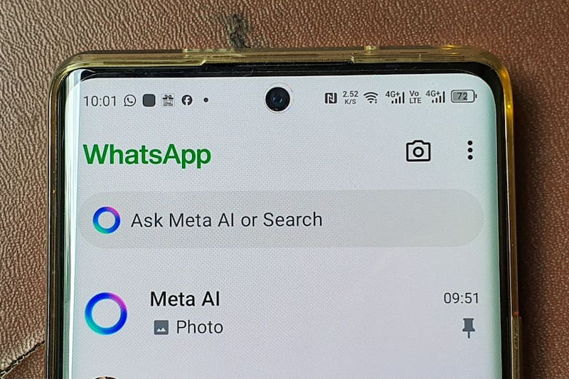 Meta, dueña de WhatsApp, acelera sus inversiones en IA e implementa despidos masivos.