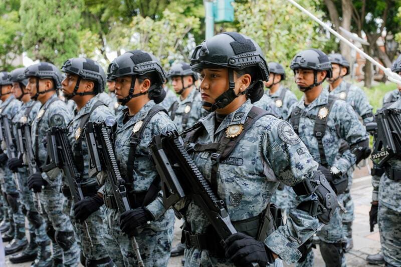 Quienes permanezcan en activo dentro del Ejército de México pueden acceder a empleo estable, servicios médicos, apoyos para vivienda, becas y programas especiales de formación profesional. Fuente: Shutterstock