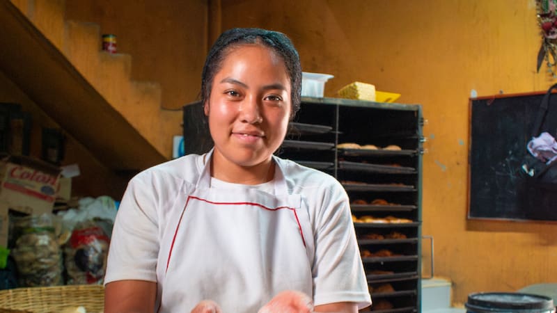 El Programa prioriza a quienes residen en municipios, colonias y localidades con altos niveles de pobreza e incidencia delictiva.