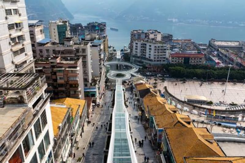 Se trata de un sistema al aire libre que atraviesa una ladera empinada y conecta distintos niveles urbanos.