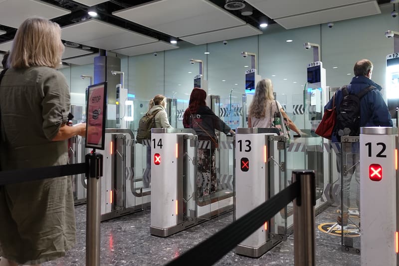 El sistema europeo de entradas y salidas registra huellas y rostro de los viajeros desde abril de 2026.
