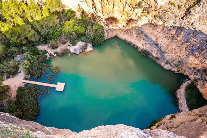 Este pueblito antiguo está escondido en medio de la montaña, cuenta con piscinas naturales y se localiza a 1 hora de Valencia (foto: Pexels).