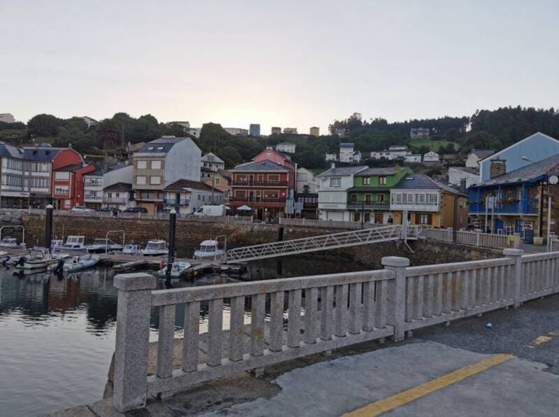 El pequeño pueblo de Galicia a menos de una hora de La Coruña que posee los atardeceres más hermosos y el mejor pulpo a la gallega (foto: Pexels).
