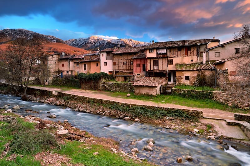 El pueblo más hermoso para explorar en noviembre, según “National Geographic”: está rodeado de montañas y tiene la mejor gastronomía del país (foto: Pexels).