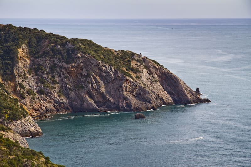Escapadas baratas en España: los 3 destinos para viajar este verano sin gastar una fortuna. Fuente: Freepik.