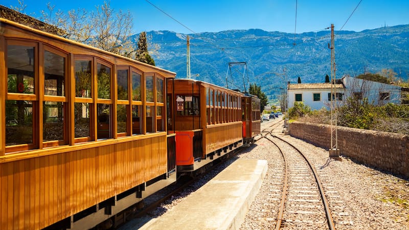El Tren de Cervantes ofrece una experiencia cultural con teatro a bordo y visita guiada a Alcalá de Henares, ciudad Patrimonio de la Humanidad.