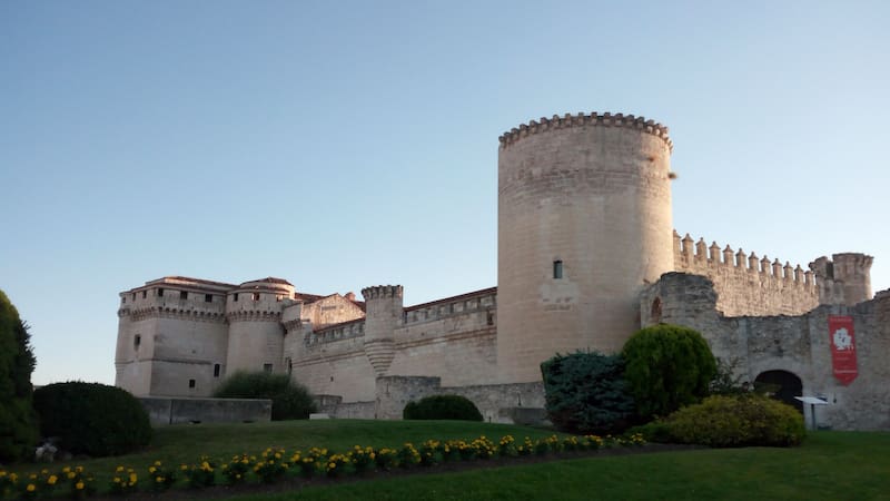 Es uno de los castillos mejor conservados de España, puedes recorrerlo por dentro y tiene una historia impactante. Fuente: Wikimedia.