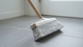 Poner papel film en la escoba de casa: para qué sirve y por qué lo recomiendan