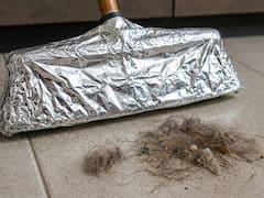 Poner papel aluminio en la escoba antes de barrer: para qué sirve y por qué recomiendan hacerlo