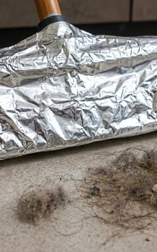Poner papel aluminio en la escoba antes de barrer: para qué sirve y por qué recomiendan hacerlo
