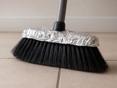 Es tendencia | Para qué sirve poner papel aluminio en la escoba y por qué todos lo recomiendan