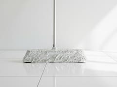 Poner papel aluminio en la escoba: por qué recomiendan hacerlo al barrer y para qué sirve