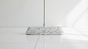 Poner papel aluminio en la escoba: por qué recomiendan hacerlo al barrer y para qué sirve