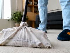 Poner una funda de almohada vieja en la escoba antes de barrer: por qué recomiendan hacerlo en casa y para qué sirve
