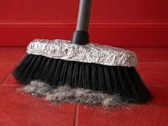 Es tendencia | Para qué funciona poner papel aluminio en la escoba y por qué todos lo recomiendan