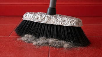 Es tendencia | Para qué funciona poner papel aluminio en la escoba y por qué todos lo recomiendan