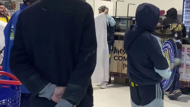 Le vendieron un televisor fallado y cayó con la barra: el insólito escrache de un cliente a un supermercado.